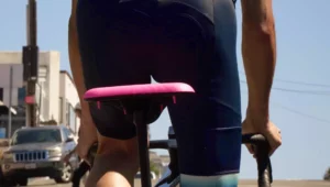 Rear-view of a road bike with VSEAT® noseless saddle installed